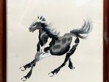 tableau représentant un cheval au galop, dans un cadre en bois, sur fond blanc