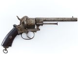 un vieux revolver sur fond blanc, avec un fond blanc