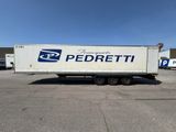 un camion semi-remorque garé dans un parking