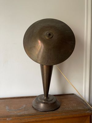 une lampe posée sur une table en bois