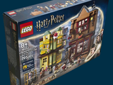 une boîte de Lego représentant la maison d'Harry Potter sur fond bleu