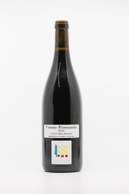 une bouteille de vin posée sur une table blanche
