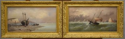 deux tableaux représentant des bateaux sur un plan d'eau, à côté d'un chevalet en bois