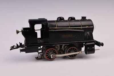 un petit train posé sur une surface blanche