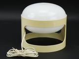 une image représentant une lampe posée sur une table