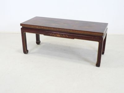 TABLE BASSE de forme rectangulaire en laque rouge à décor de…