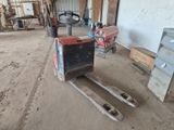 un chariot élévateur au milieu d'une pièce remplie d'outils