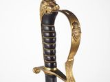 une vieille épée dont la lame est ornée d'une tête de lion