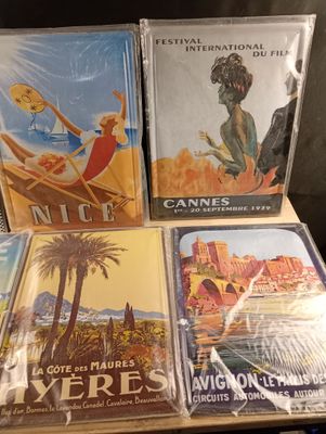 quatre CD posés sur une table, sur une table