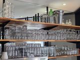 de nombreux verres sur les étagères de la cuisine