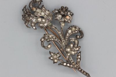 une broche en argent ornée de fleurs et de perles