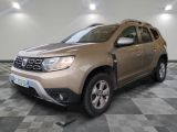 vue de face d'une Dacia de couleur beige garée sur un sol à damier