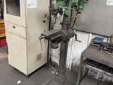une machine posée à côté d'un réfrigérateur