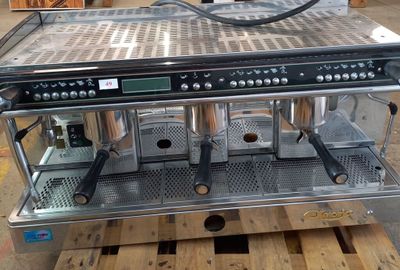 une machine à café posée sur une palette