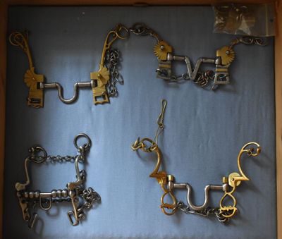 une boîte d'ombres avec un trousseau de clés à l'intérieur