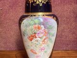 un vase posé sur une table près d'un mur