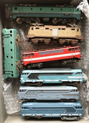 une boîte contenant tout un tas de petits trains