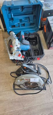 une boîte à outils bleue posée par terre à côté d'une mallette à outils bleue