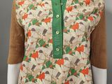 une photo d'un mannequin portant une chemise à motifs floraux