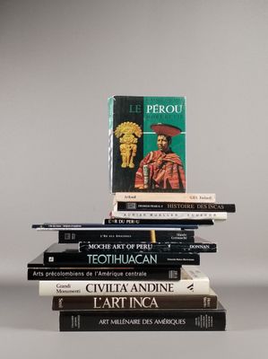 plusieurs livres sont empilés sur une table
