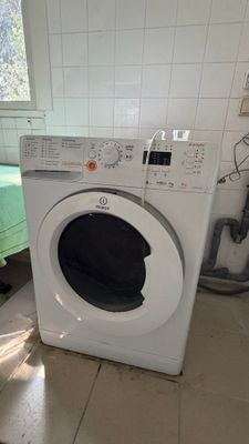 un lave-linge et un sèche-linge dans une petite pièce