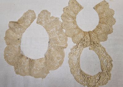 deux morceaux de dentelle sur une nappe