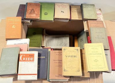 plusieurs livres empilés dans une boîte