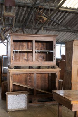 Deux meubles à hauteur d'appui en bois.