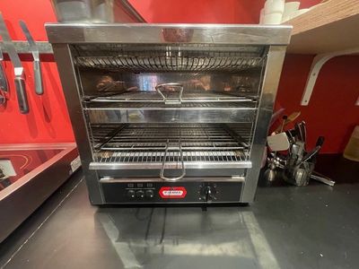 une photo d'un four grille-pain dans une cuisine professionnelle