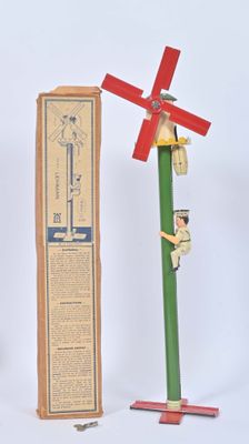 deux jouets en bois posés l'un à côté de l'autre
