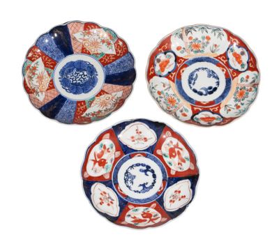 trois assiettes à motifs différents sur une surface blanche