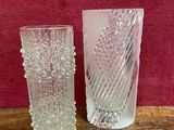 deux vases en verre posés sur une table l'un à côté de l'autre