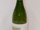 une bouteille de vin posée sur une table