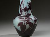 vase violet et blanc orné d'un motif de feuilles