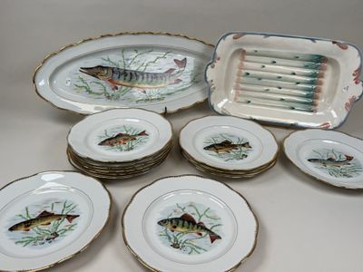de nombreuses assiettes sur lesquelles il y a du poisson