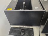 beaucoup d'ordinateurs posés sur une table