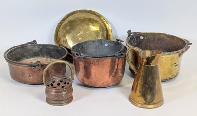 de nombreux types de casseroles et de poêles sur la table