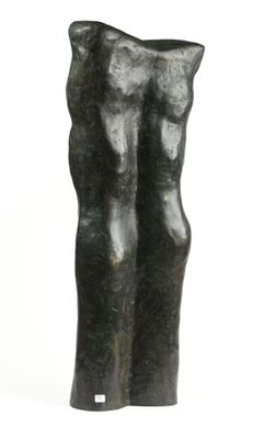 statue représentant un homme et une femme vêtus de noir sur fond blanc