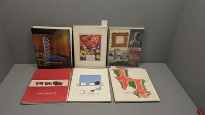 quatre livres sont posés sur une table dans une pièce