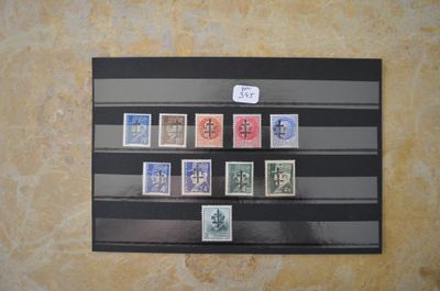 une photo d'une collection de timbres sur un mur