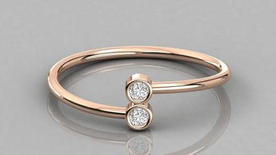gros plan d'une bague en diamant sur une surface réfléchissante