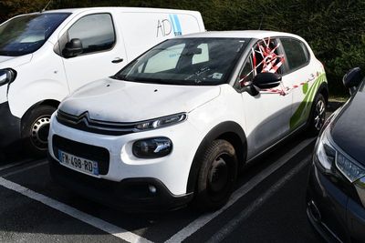 deux voitures garées l'une à côté de l'autre dans un parking