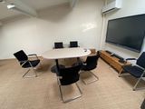 une photo d'une salle de réunion avec des chaises et un téléviseur à écran plat