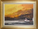 une peinture à l'huile représentant un bateau sur un plan d'eau au coucher du soleil