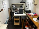 une pièce avec un bureau sur lequel se trouve un ordinateur
