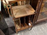 une étagère, une chaise et une table dans une pièce