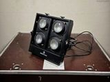 une lampe à lumière noire posée sur une boîte marron