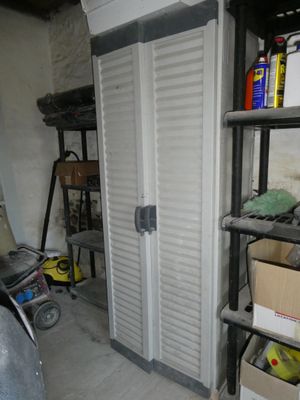 un garage avec beaucoup d'objets sur les étagères
