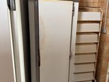 un réfrigérateur blanc dans le coin d'une cuisine