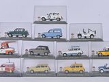 de nombreuses maquettes de voitures différentes dans une vitrine